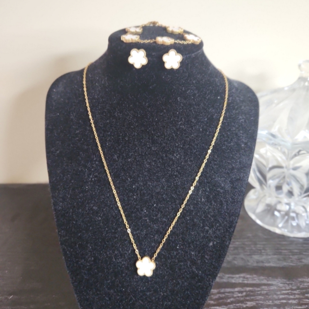 White Floral Five Leaf Jewelry Set